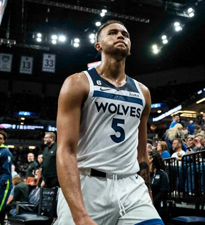 北京单场官网-李凯尔刚加盟森林狼！就成队史第一人，曾帮助球队杀进西决！|圣安东尼奥马刺队|金州勇士队|迈阿密热火队|犹他爵士队|明尼苏达森林狼队_新浪新闻